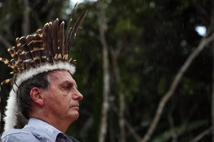 El presidente brasileño, Jair Bolsonaro, con un penacho indio