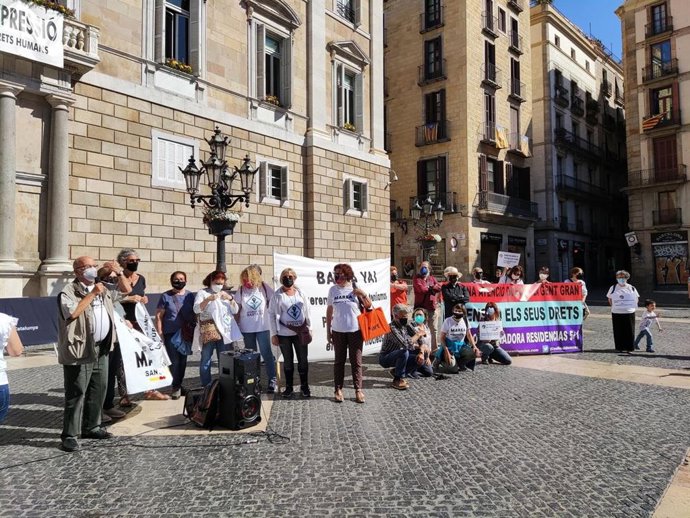 Concentración de Marea Blanca en la plaza Sant Jaume de Barcelona.