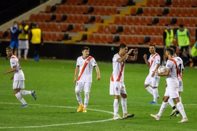 Archivo - Santi Comesaña celebra un gol del Rayo Vallecano esta temporada