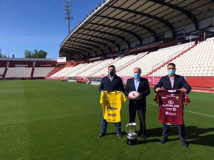 El presidente del CR Albacete, Hernán Arizmendi, el presidente de FERugby, Alfonso Feijoo, y el concejal de Deportes del Ayuntamiento de Albacete, Modesto Belinchón, en el Estadio Carlos Belmonte.