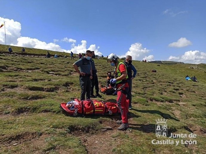 El Grupo de Rescate de Protección Civil auxilia a un varón de 40 años que ha resultado herido al sufrir una caída con su parapente cuando realizaba el despegue en la localidad de Arcones, en Segovia.