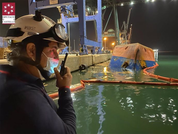 Operativo de búsqueda de las personas desaparecidas al volcar un barco en el Puerto de Castelló