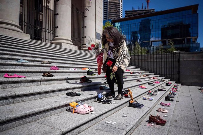 Homenaje a los menores indígenas fallecidos cuyos cadáveres han sido hallados en un internado público de Kamloops, en Canadá