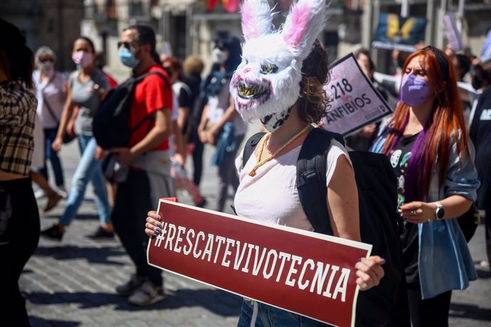 Varias personas participan en una manifestación para exigir el rescate de los animales de Laboratorios Vivotecnia, a 29 de mayo de mayo de 2021, en Madrid (España). 