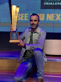 Eduardo Cano posa con el premio a la cerveza más innovadora en el certamen Barcelona Beer Challenge