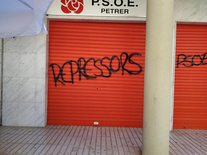 Pintadas en la sede del PSPV de Petrer