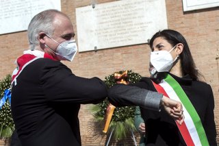 Archivo - La alcaldesa de Roma, Virginia Raggi, y el presidente de la Asociación Nacional de Partisanos Italianos (ANPI), Fabrizio De Sanctis