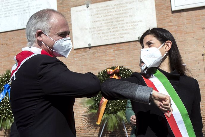Archivo - 25 April 2020, Italy, Rome: Rome's Mayor Virginia Raggi (R) flanked by President of Rome's National Association of Italian Partisans (ANPI) Fabrizio De Sanctis wear a protective face mask while attending a ceremony for the 75th anniversary of 