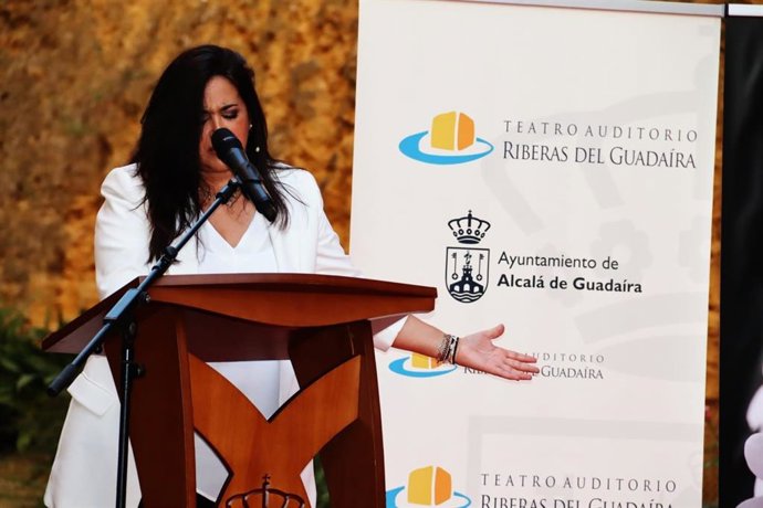 La escritora alcalareña Carmen Herrera presenta 'Alfileres' en el Auditorio