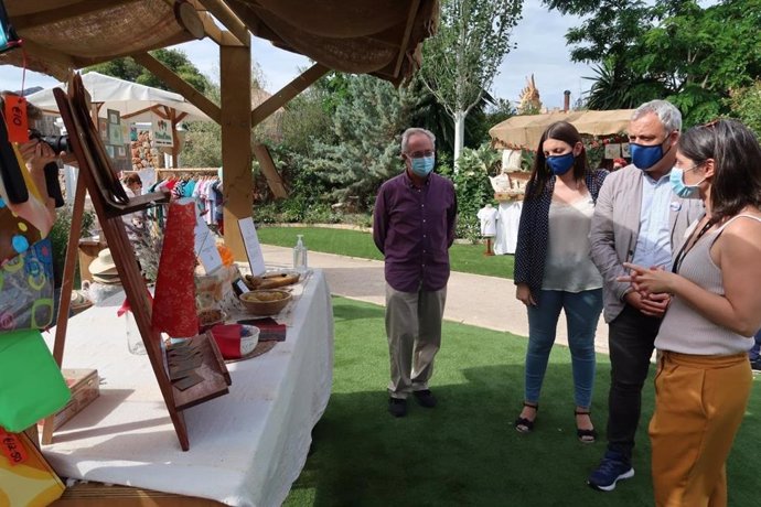 El conseller insular Jaume Alzamora y la directora insular Marta Jord durante la visita al Géiser Market-Mallorca Crea.