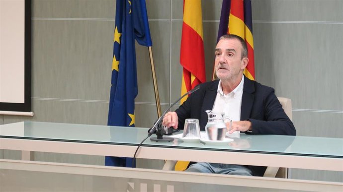 Archivo - El vicepresidente del Govern balear y conseller de Transición Energética y Sectores Productivos, Juan Pedro Yllanes, en una rueda de prensa.