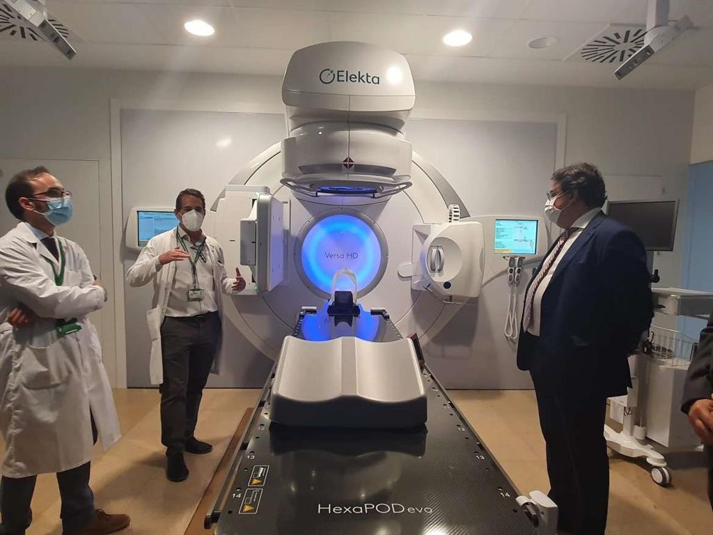 The University of Cáceres begins to treat patients with the linear accelerator donated by Amancio Ortega