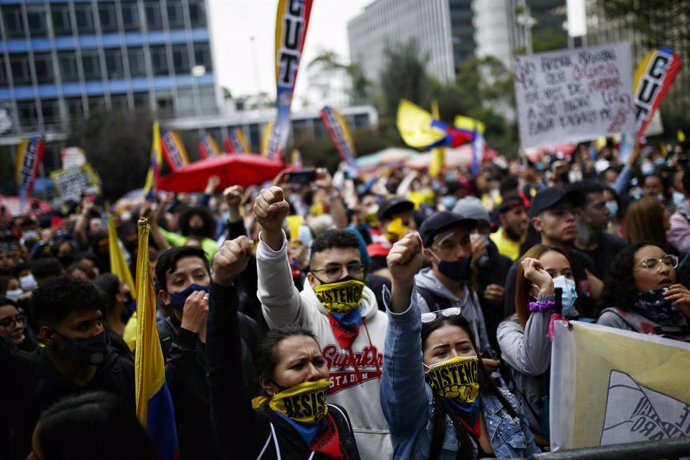 28 May 2021, Colombia, Bogota: People wear face masks with word "Resist" as they take part in a protest against the government of President Ivan Duque Marquez. Photo: Sergio Acero/colprensa/dpa