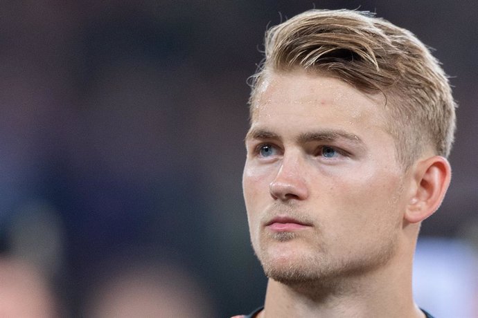 Archivo - FILED - 06 September 2019, Hamburg: Netherlands' Matthijs de Ligt is seen on the pitch prior to the start of the UEFA Euro 2020 qualifying Group C soccer match between Germany and the Netherlands at the Volksparkstadion. de Ligt has undergone 
