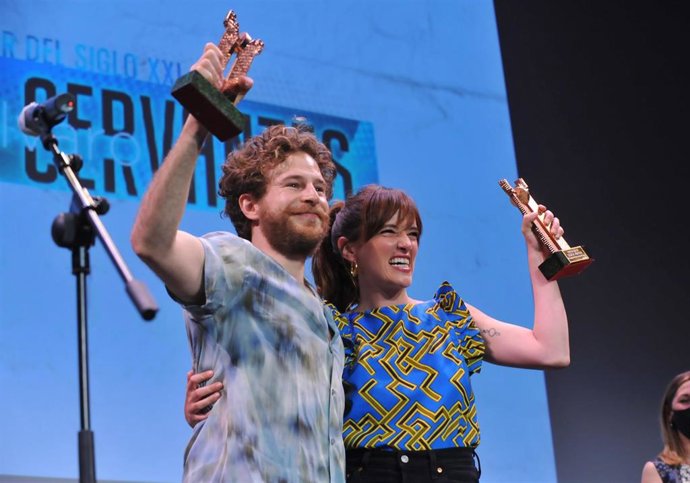 Entrega de los roeles de Actriz y Actor del Siglo a Susana Abaitua y Álvaro Cervantes.