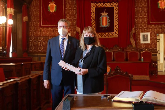 La consellera Natlia Garriga, en una visita al Ayuntamiento de Tarragona junto con el alcalde, Pau Ricom