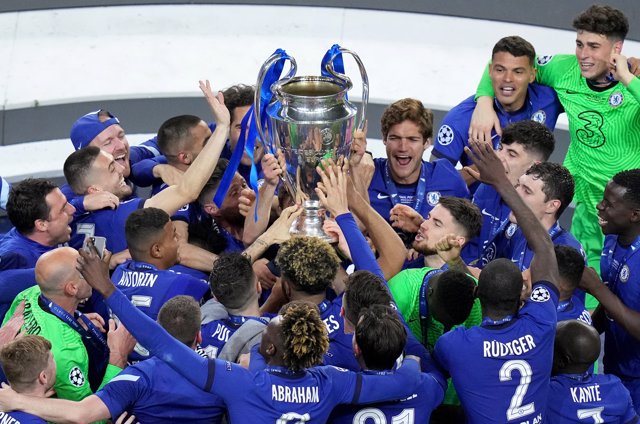 29 May 2021, Portugal, Porto: Chelsea players celebrate with the trophy after wining the UEFA Champions League final soccer match against Manchester City at the Estadio do Dragao. Photo: Adam Davy/PA Wire/dpa