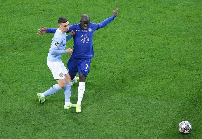 N'Golo Kante pelea con Phil Fodden por un balón en la final de la Champions