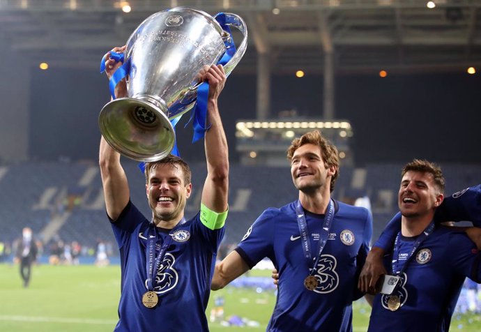29 May 2021, Portugal, Porto: Chelsea's Cesar Azpilicueta lifts the Trophy after wining the UEFA Champions League final soccer match against Manchester City at the Estadio do Dragao. Photo: Nick Potts/PA Wire/dpa