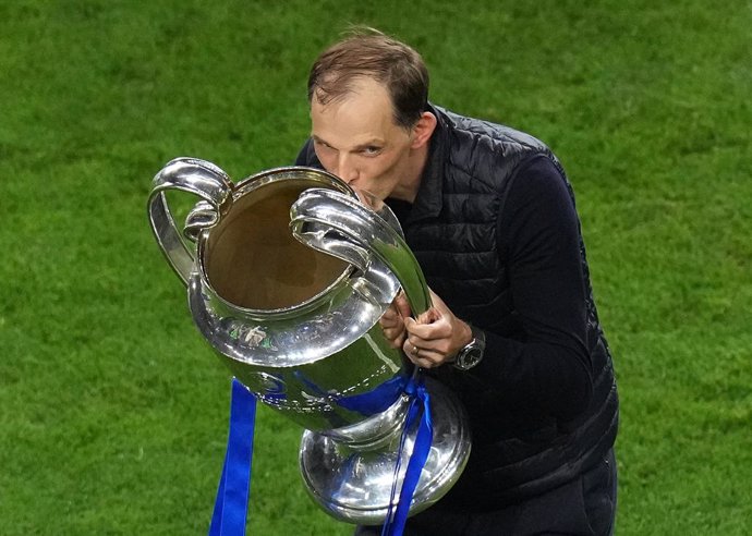 29 May 2021, Portugal, Porto: Chelsea manager Thomas Tuchel celebrates with the trophy after wining the UEFA Champions League final soccer match against Manchester City at the Estadio do Dragao. Photo: Adam Davy/PA Wire/dpa