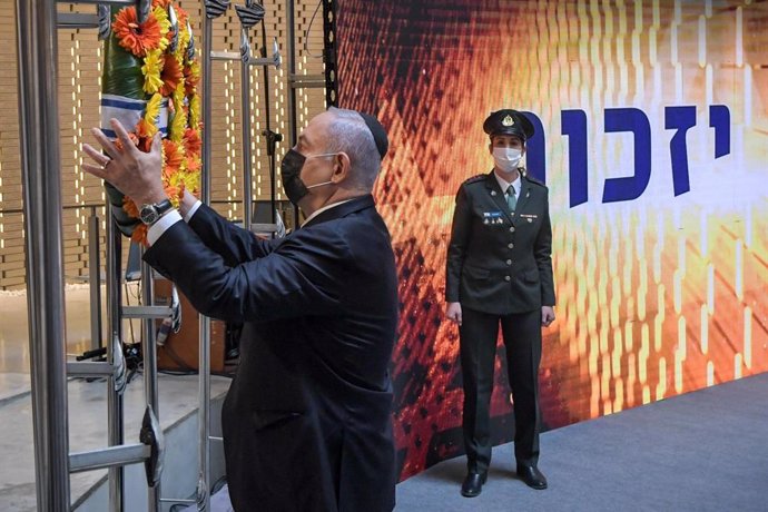 Archivo - HANDOUT - 14 April 2021, Israel, Jerusalem: Israeli Prime Minister Benjamin Netanyahu lays a wreath during an official ceremony at Mount Herzl military cemetery, marking Israel's Memorial Day "Yom Hazikaron", to commemorate Israel's fallen ser
