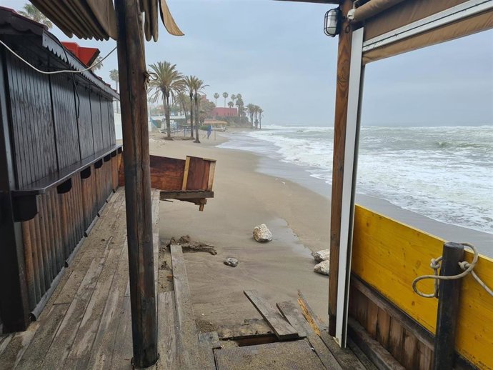 Archivo - Imagen de los efectos del temporal Lola en las playas de Benalmádena (Málaga), a 25 de abril de 2021