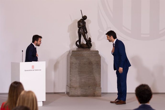 El vicepresident de la Generalitat, Jordi Puigneró, en la pren possessió del crrec al costat del president de la Generalitat, Pere Aragons 