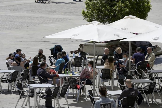 Varias personas en la terraza de un bar, a 29 de mayo de 2021, en A Coruña, Galicia (España). A partir de la noche de este sábado, en toda Galicia están permitidas las reuniones de diez personas en exteriores y de seis en interiores, tanto en la hostele