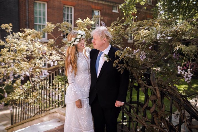 HANDOUT - 29 May 2021, United Kingdom, London: UK Prime Minister Boris Johnson (R) and Carrie Johnson in the garden of 10 Downing Street after their wedding. Photo: Rebecca Fulton/Downing Street via PA Media/dpa - ATTENTION: editorial use only and only 