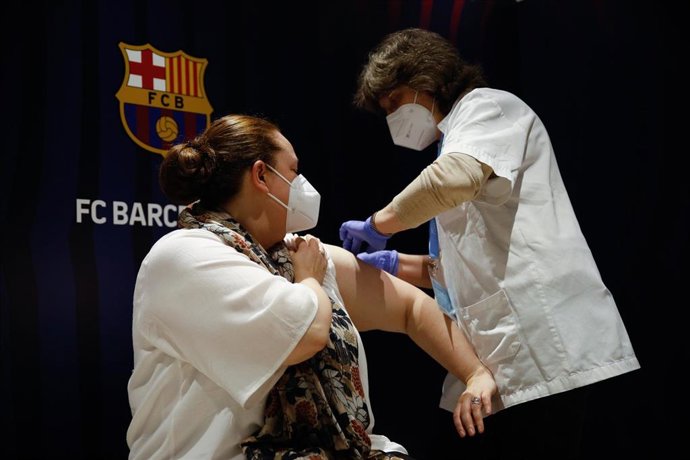 Una mujer recibe la primera dosis de la vacuna de Pfizer contra el Covid-19, a 27 de mayo de 2021, en la Sala Berlín del estadio Camp Nou, en Barcelona.
