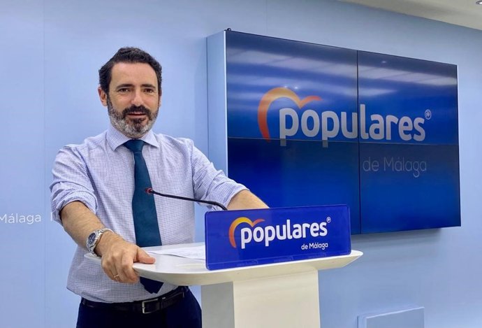 El portavoz adjunto del PP andaluz en el Parlamento, José Ramón Carmona, en rueda de prensa