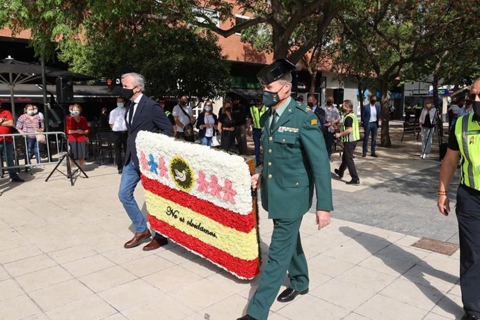 Azcón en el acto de homenaje a las víctimas del atentado terrorista de la casa cuartel de la Guardia Civil, en Zaragoza.