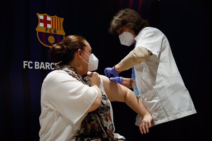 Una dona rep la primera dosi de la vacuna de Pfizer contra la covid-19, 27 de maig del 2021, sala berlín de l'estadi Camp Nou, a Barcelona.