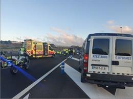 Recursos de emergencia atienden al peatón atropellado en el lugar del siniestro