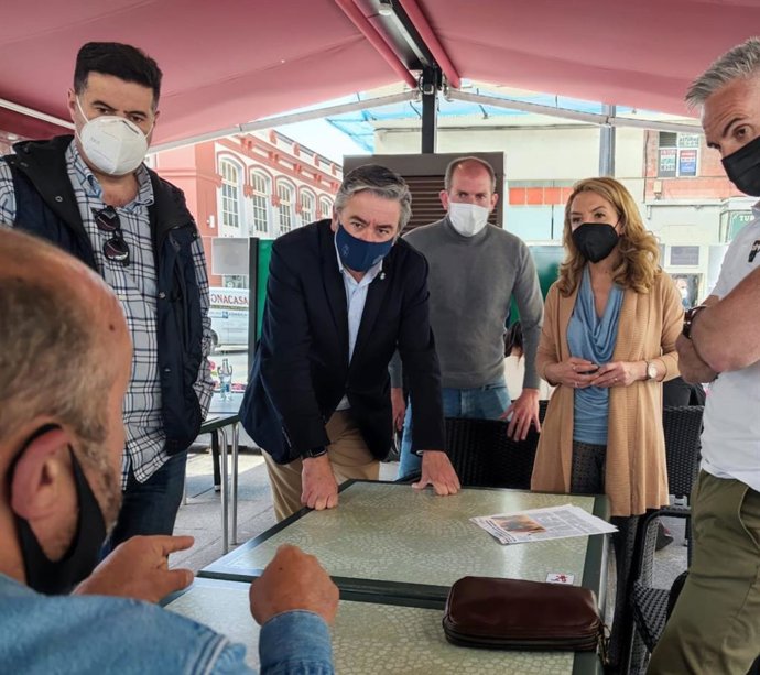 La presidenta del PP se reúne con hosteleros en Gijón.