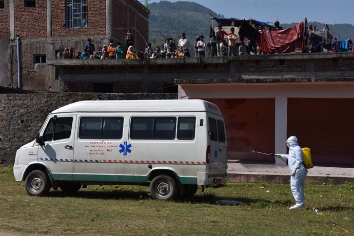 01 May 2021, India, Poonch: A health worker sanitizes an ambulance in the Mendhar area of Poonch of Jammu and Kashmir. Photo: Nazim Ali Khan/ZUMA Wire/dpa