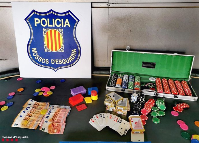 Los Mossos d'Esquadra desmantelan una partida ilegal de póquer en Segur de Calafell (Tarragona)