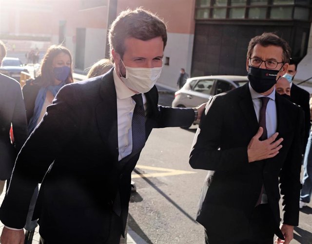 Archivo - El presidente del PP, Pablo Casado (i) y el presidente de la Xunta de Galicia, Alberto Núñez-Feijóo (d) a su llegada a una mesa redonda ‘Galicia-Madrid en la vida y obra de Emilia Pardo Bazán’, a 29 de abril de 2021. Foto de archivo.