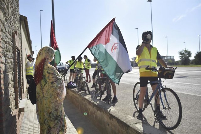 Varios ciclistas pasan por el municipio de Almudévar durante una marcha en apoyo al pueblo saharaui, a 30 de mayo de 2021 en Almudévar, Huesca, Aragón (España). 