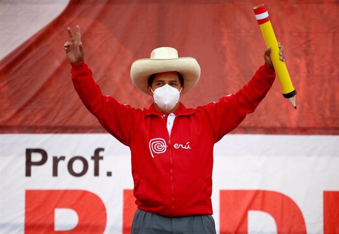 El candidato de Perú Libre (izquierda) a la Presidencia de Perú, Pedro Castillo