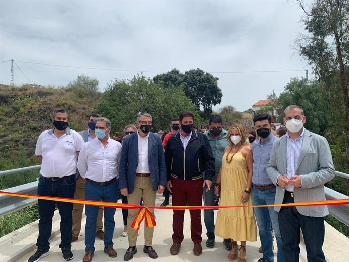 El presidente de la  Diputación, Francisco Salado, y el alcalde del municipio de Comares, Manuel Robles, en la inauguración el nuevo puente de Llano de Almendra