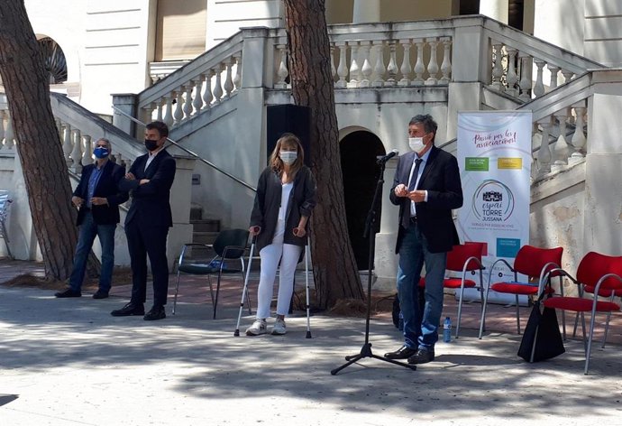 El abogado de la Asociación 11-M Antonio García junto al concejal de Derechos de Ciudadanía y Participación de Barcelona, Marc Serra, y la presidenta de Uavat, Sara Bosch