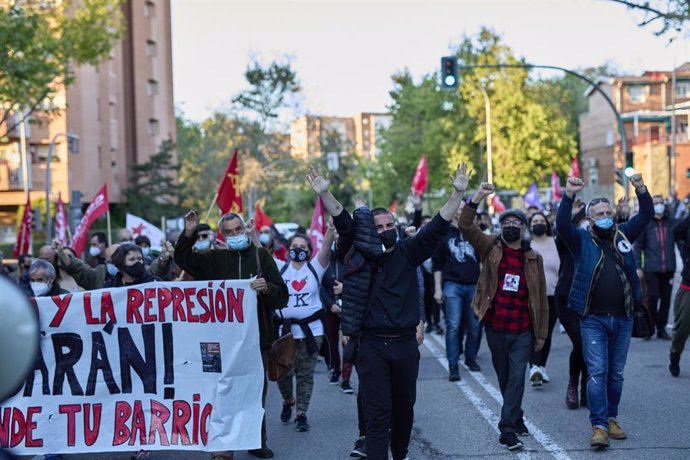Archivo - Manifestantes durante una manifestación convocada en Vallecas, a 16 de abril de 2021, en Madrid, (España).