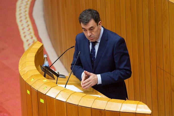 El conselleiro de Cultura, Educación e Universidade, Román Rodríguez, en el Parlamento.