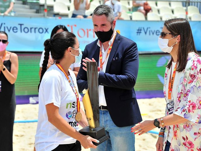 El vicepresidente primero y diputado de Educación, Juventud y Deporte de la Diputación de Málaga, Juan Carlos Maldonado, en la entrega de premios de la VI Copa de España de Balonmano Playa