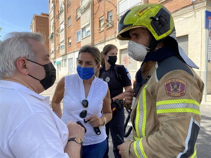 La alcaldesa de Toledo, Milagros Tolón, y el concejal de Seguridad Ciudadana, Juan José del Pino, en el incendio de una vivienda en el barrio de Santa Bárbara
