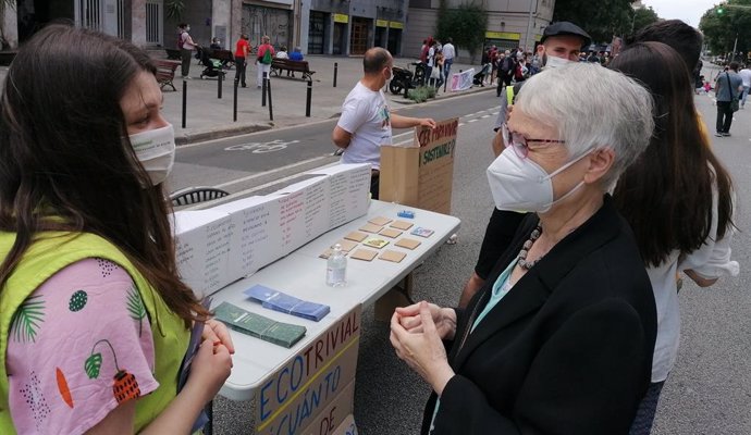 Activistes tallen el carrer Aragó per protestar per la contaminació