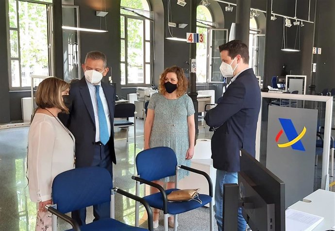 Visita consejero de Administración Pública, Celso González, en la visita a la Bene, preparada para los puntos de la campaña de la renta