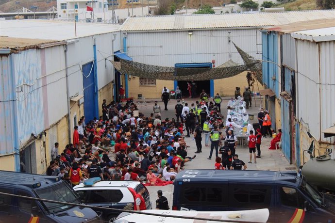 Menores en Ceuta tras la crisis migratoria de mediados de mayo.