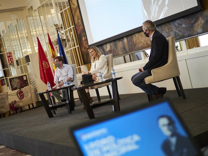 El alcalde de Madrid, José Luis Martínez-Almeida; la vicesecretaria de Organización del PP y presidenta del PP de Navarra, Ana Beltrán, y el alcalde de Zaragoza, Jorge Azcón, durante el acto de clausura del I Foro Pepe Núñez.